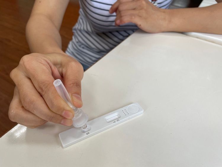 唾液快篩劑只要將唾液加上混合液經過10分鐘就可以知道是否感染新冠肺炎。瑪利亞愛心家園提供