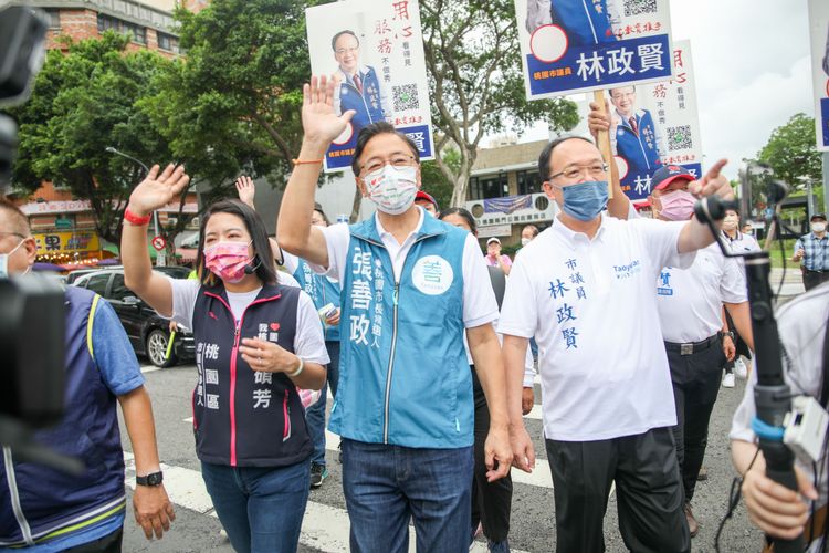 張善政南門市場掃街拜票。張善政競辦提供