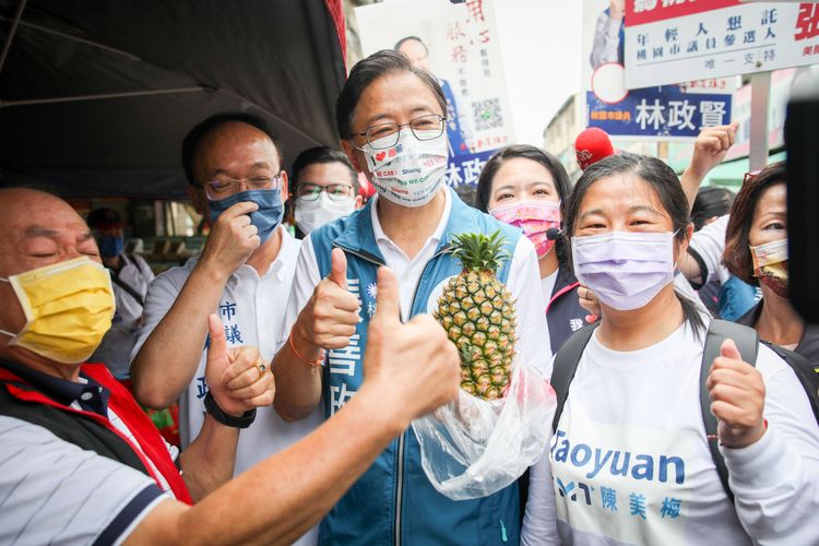 熱情民眾致贈鳳梨。張善政競辦提供