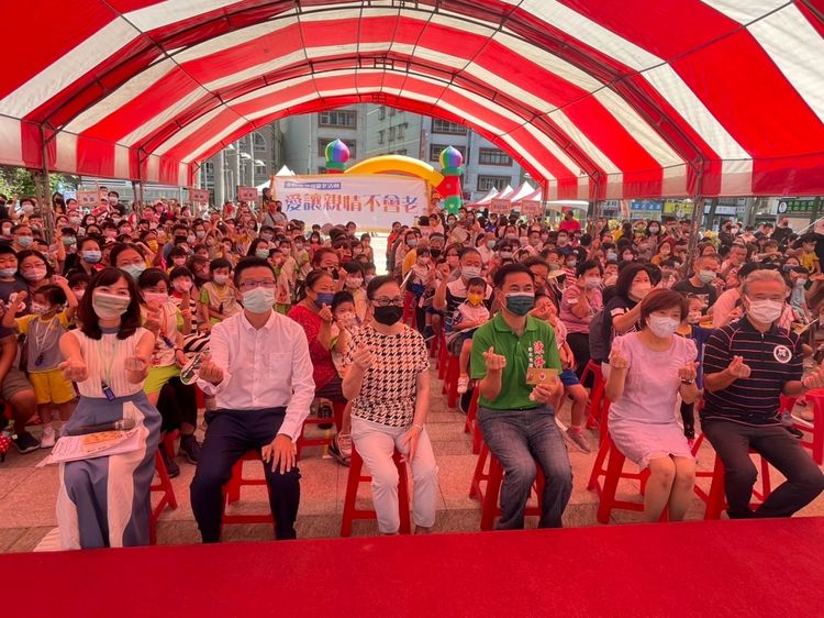 陳科名服務處所辦重陽敬老活動，吸引數百親子參加，現場相當熱鬧。辦公室提供