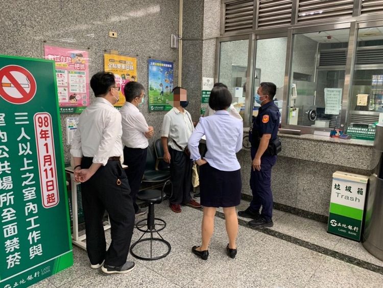 警方及行員勸導洪男不要上當受騙。讀者提供