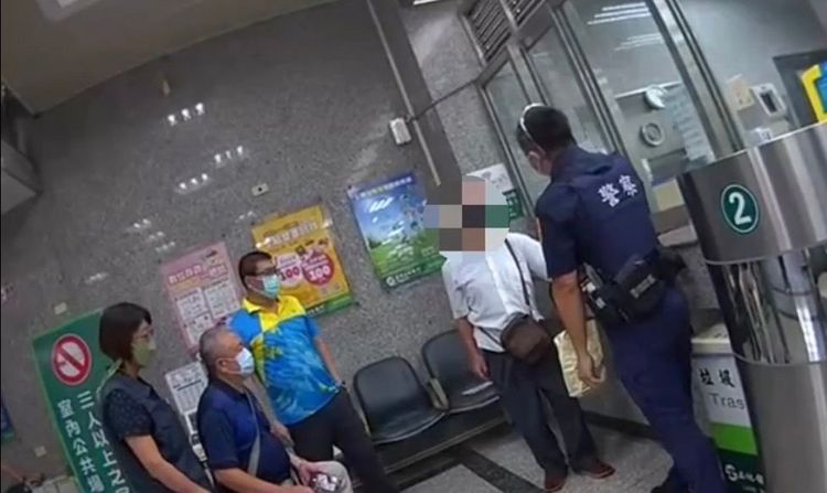 警方與家人苦勸2小時後，洪男才暫不提款。讀者提供