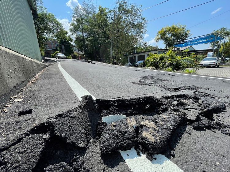 池上萬安村地面隆起。古和純攝