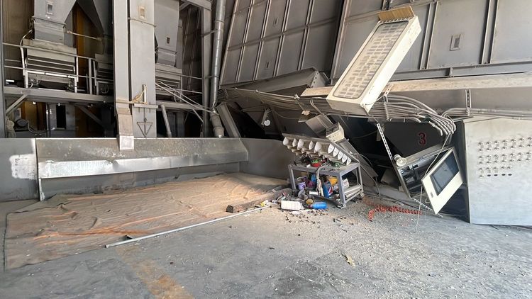 筒倉的線路管線受損嚴重。古和純攝