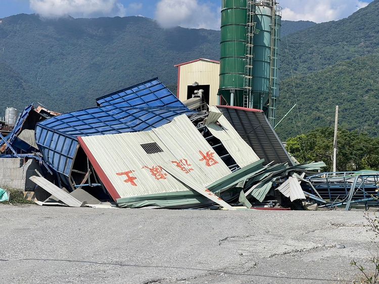 輸送帶倒塌，水泥預拌場連帶設施多處受損嚴重。古和純攝