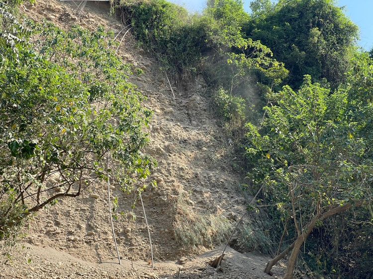 路旁邊坡石塊滑動，若在有餘震，恐怕仍會造成坍塌。古和純攝