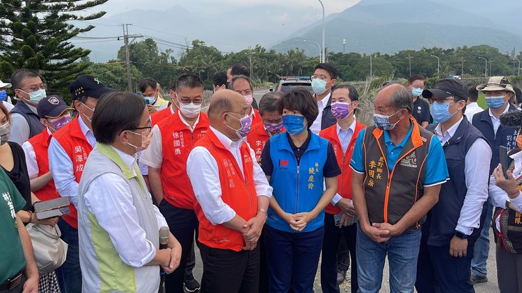 台東縣長饒慶鈴、鹿野鄉長李國強向行政院長蘇貞昌說明寶華橋的修復需求。古和純攝