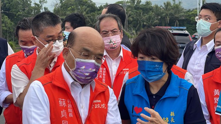台東縣長饒慶鈴建言拓寬寶華橋的橋面。古和純攝
