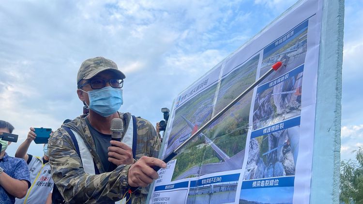 技師說明寶華橋受損情況。古和純攝