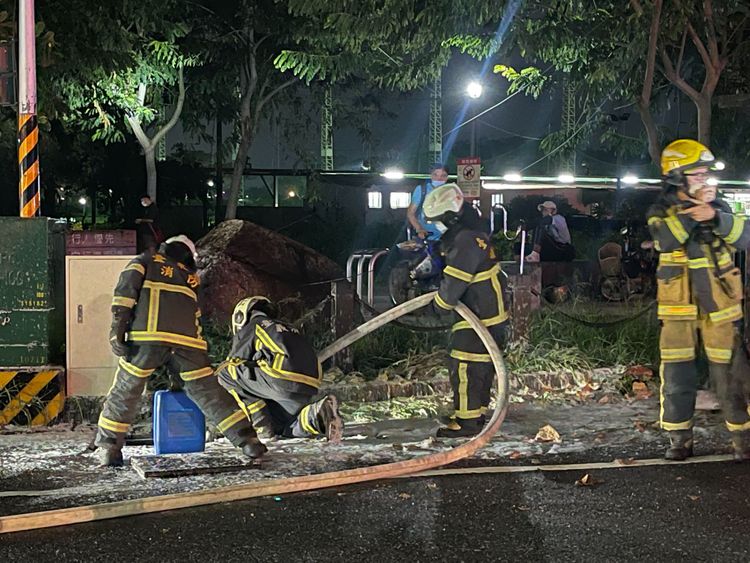 消防員噴灑泡沫。古和純攝