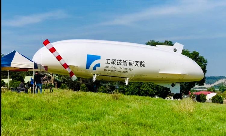 白色飛艇印有工業院字樣。王志弘攝