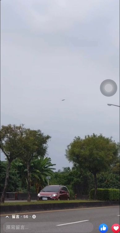 路人發現不明飛行物，趕緊錄影驚呼「有飛碟」。讀者提供