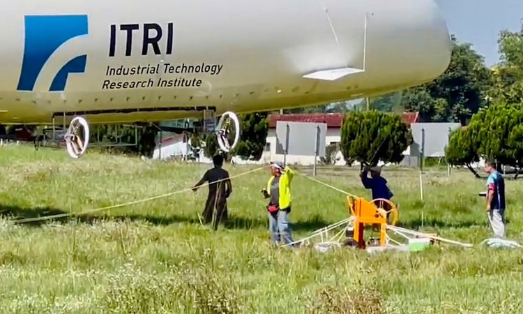 工作人員準備拖回停機坪。王志弘攝