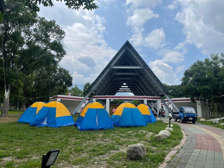 振興村因民宅嚴重毀損，餘震不斷山區落石持續掉落，居民不敢睡在家裡，公所人員協助在山下公園搭設帳棚安置民眾。古和純攝