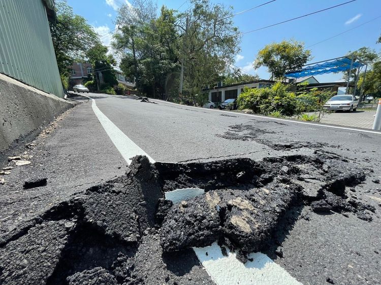 池上萬安地面隆起出現可怕裂縫。古和純攝