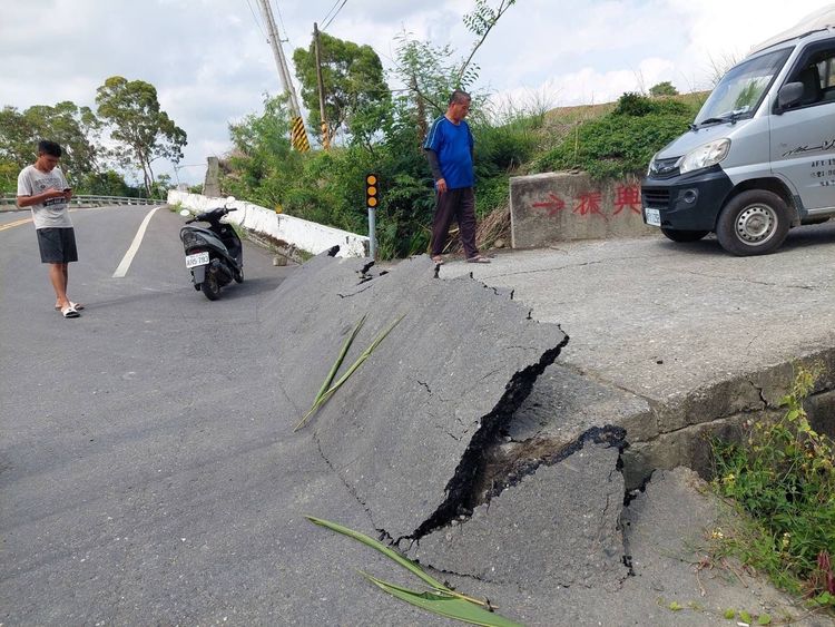 地層滑動，振興村路面嚴重隆起。讀者提供