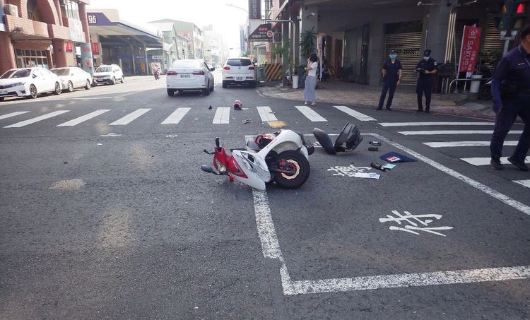中華二路與熱河二街口發生車禍，女騎士送醫。讀者提供