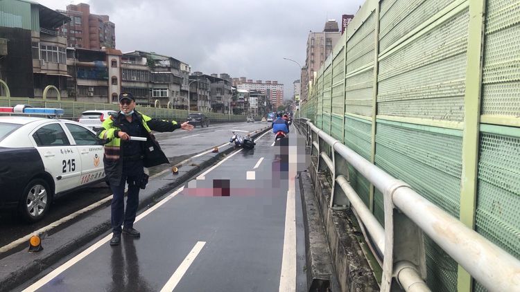 邱男倒地時，頭部撞上橋墩，導致頭顱破裂血流滿地，送醫強救後仍宣告不治。民眾提供
