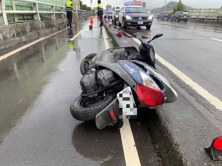 邱男騎車自摔後，在橋上滑行數公尺，警方仍在釐清事故原因。民眾提供