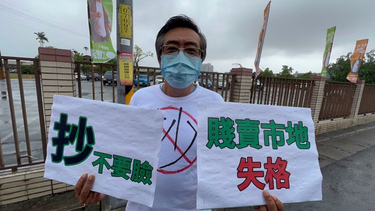 國民黨宜蘭縣議員楊弘旻緊咬江聰淵賤賣市產，要求說清楚講明白，向宜蘭人道歉。國民黨提供