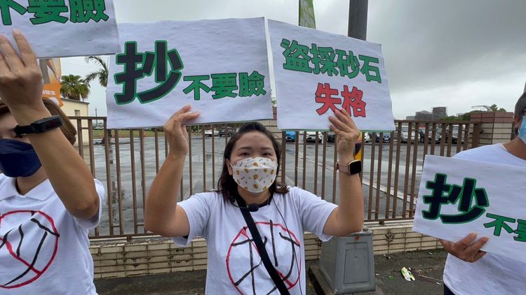 國民黨議員莊淑如批江聰淵盜採砂石、賤賣市產、論文抄襲根本失格，不配選宜蘭縣長。國民黨提供
