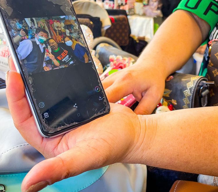 也有支持者熱情與陳時中合照。賴昀岫攝