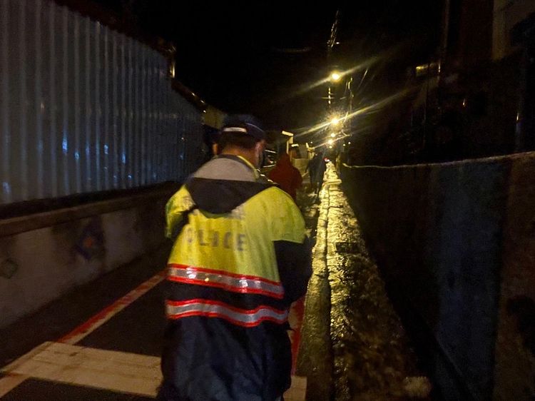 警方上山協助居民撤離。翻攝畫面