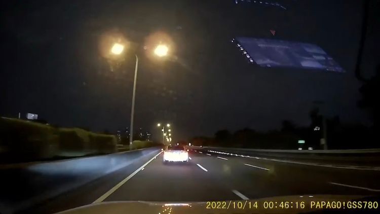 白車突然閃黃燈驟停。讀者提供