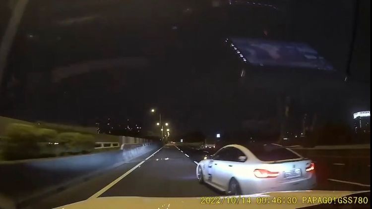 白車作勢切入。讀者提供