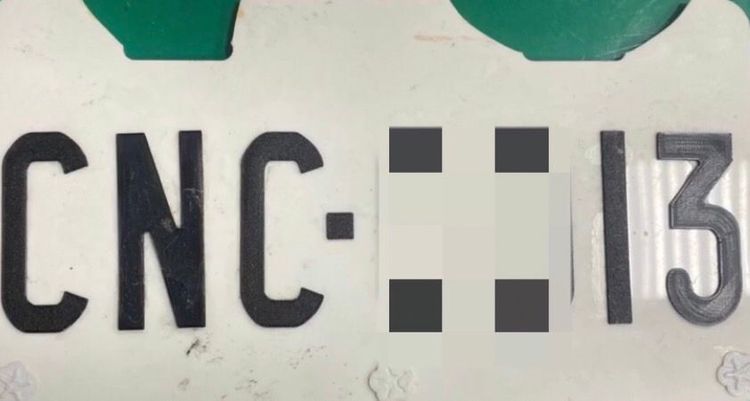 警方擴大追查，赫然這面偽造車牌，竟有6名少年輪流使用。警方提供