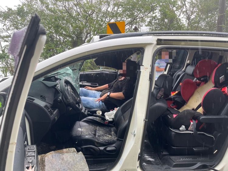 落石砸中休旅車，副駕駛座女乘客傷勢嚴重。翻攝畫面