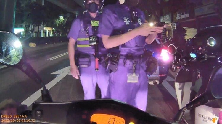 警方攔查民眾。翻攝畫面