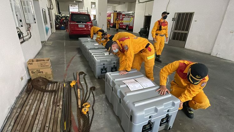 基隆特搜队员清理装备。读者提供