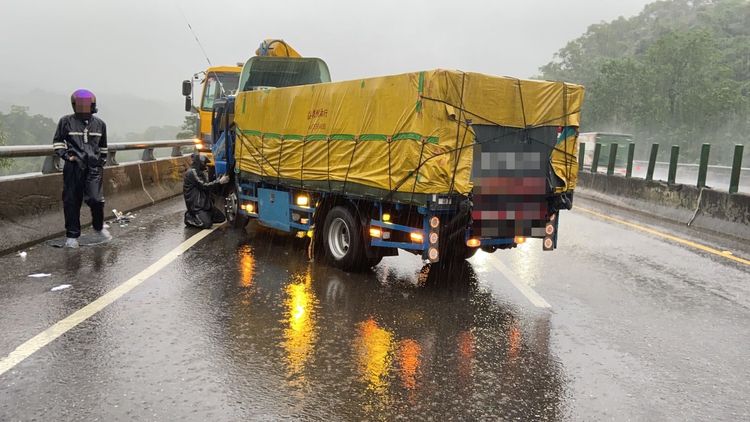自小貨車行經62快速道路發生打滑意外。讀者提供
