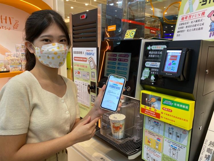 免店員35秒4步驟就可自製一杯咖啡。陳怡文攝