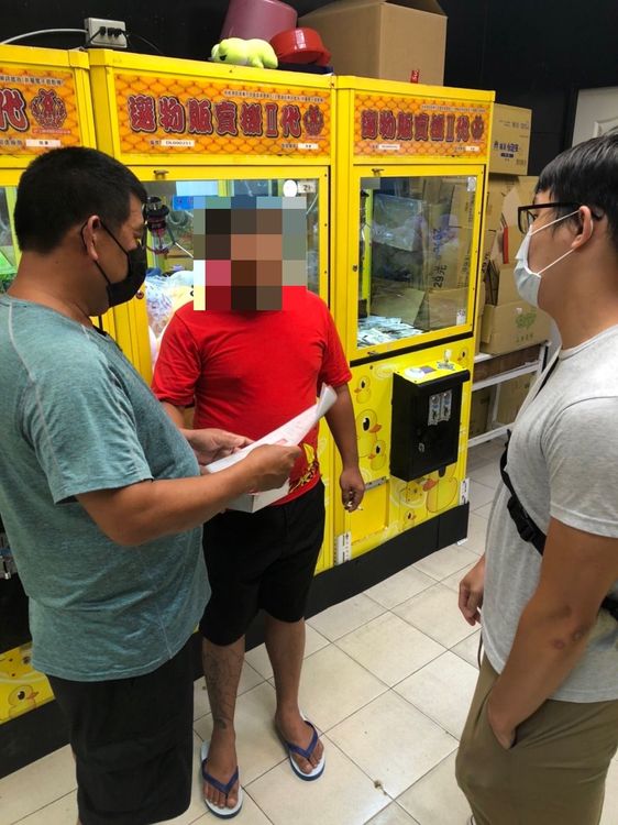 三民二分局警員將徐男逮捕。讀者提供