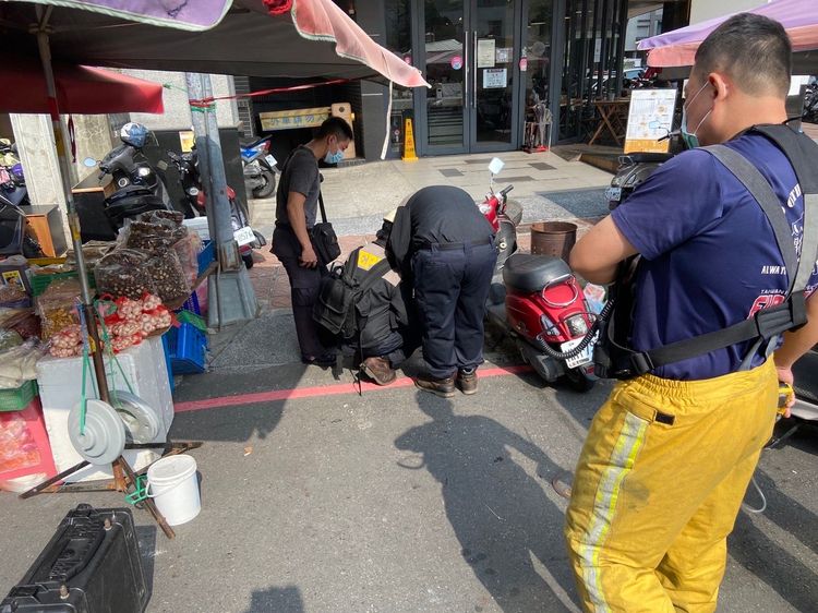 環保局、消防局、警察局等單位派人到場處理。讀者提供