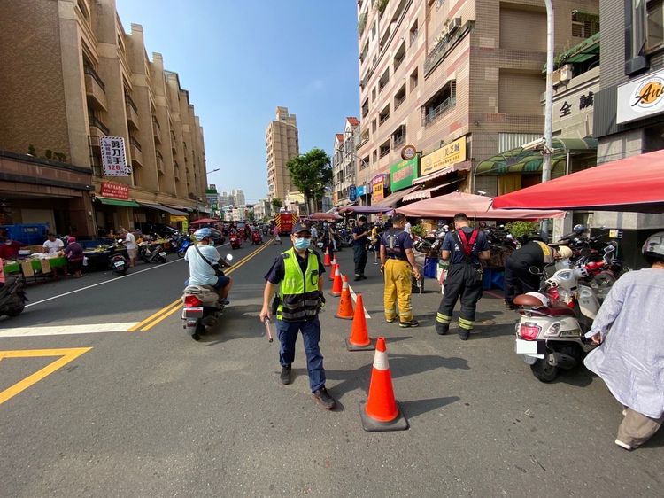 警方及消防人員到場警戒。讀者提供