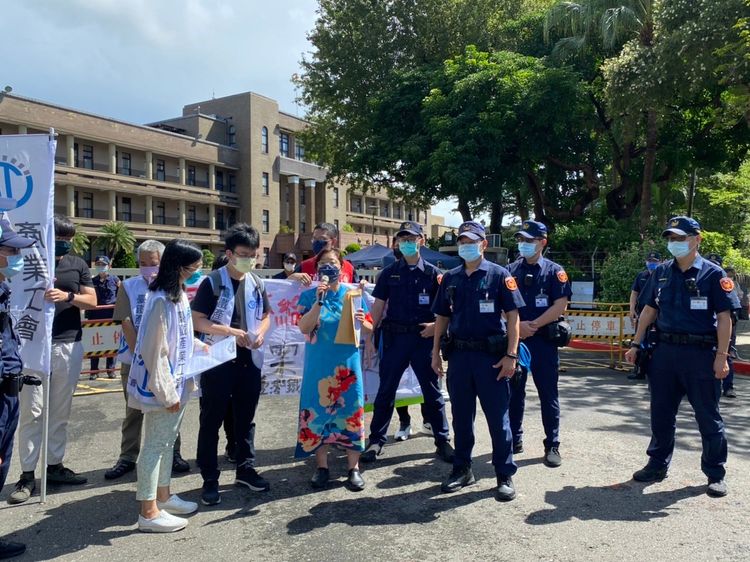 行政院交通環境資源處長陳盈蓉(藍底花衣)。陳怡文攝