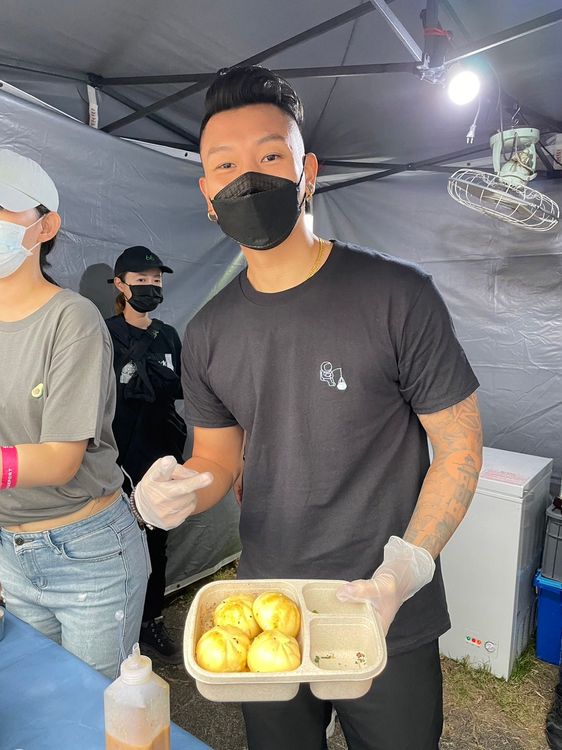 瘦子擔任一日店長，粉絲爭搶他賣的生煎包。讀者提供