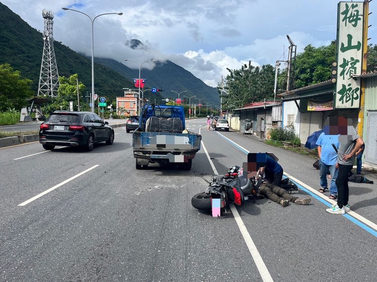 重機撞上停等紅燈的小貨車。民眾提供
