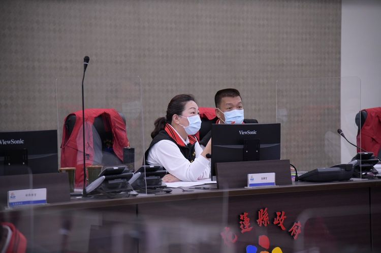 花蓮縣災害應變中心成立，徐榛蔚督責各單位做好防颱整備。花蓮縣政府提供