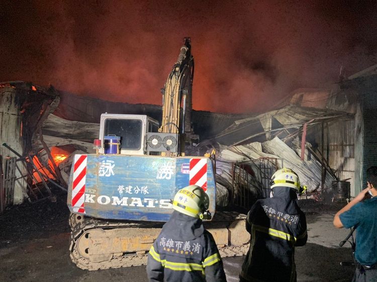 消防局出動出動29車62人及重機具前往搶救。讀者提供