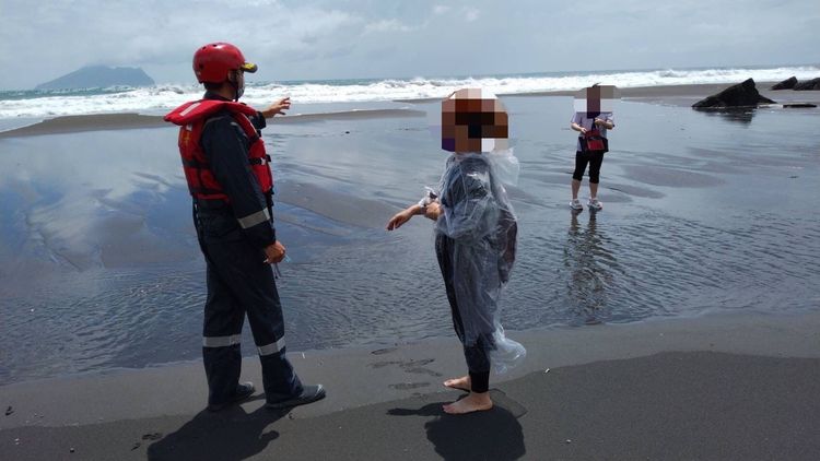 因風浪增強，為免發生危險，海巡人員勸離觀浪民眾。海巡提供