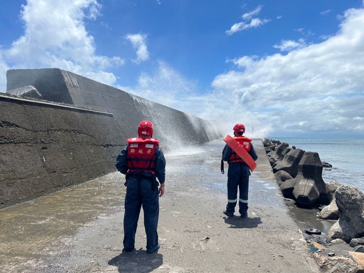 漁港風浪逐漸增強。海巡提供
