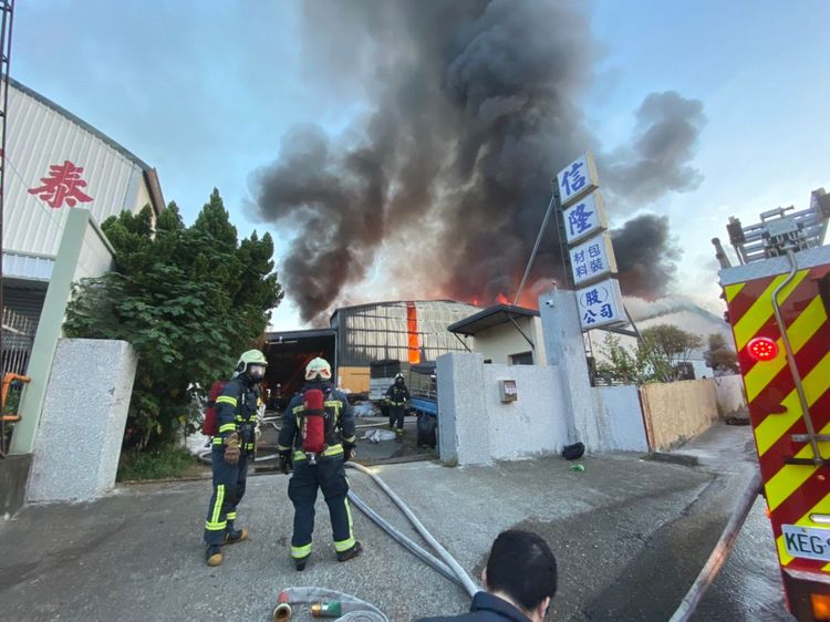 彰化消防局逾50名警消出動23輛各式消防車到場搶救。民眾提供