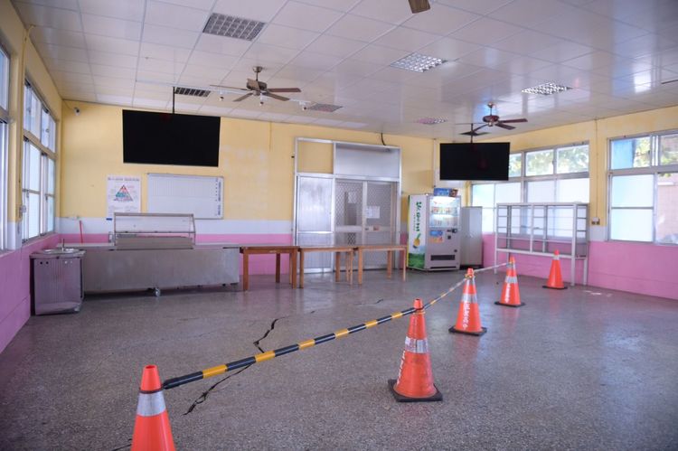 玉里高中教室地板震出大裂縫。花蓮縣政府提供