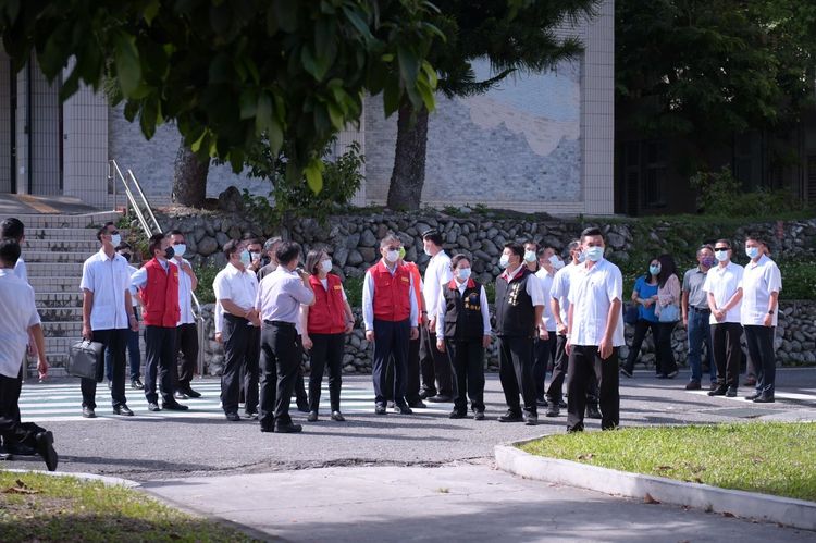 總統蔡英文昨前往玉里高中勘災。花蓮縣政府提供