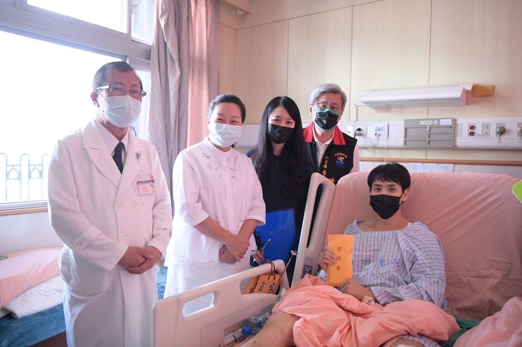 徐榛蔚頒發慰問金給地震受傷災民。花蓮縣政府提供