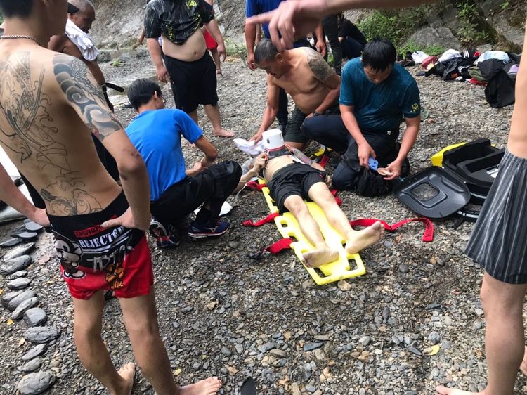 男子被救起時已無生命跡象。屏東縣消防局提供